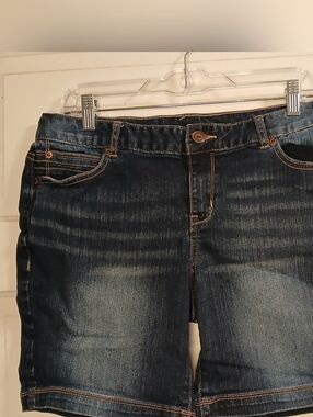 Maurices Denim Shorts Size 11/12 Dark Wash Mid Rise Stretch Faded Wash